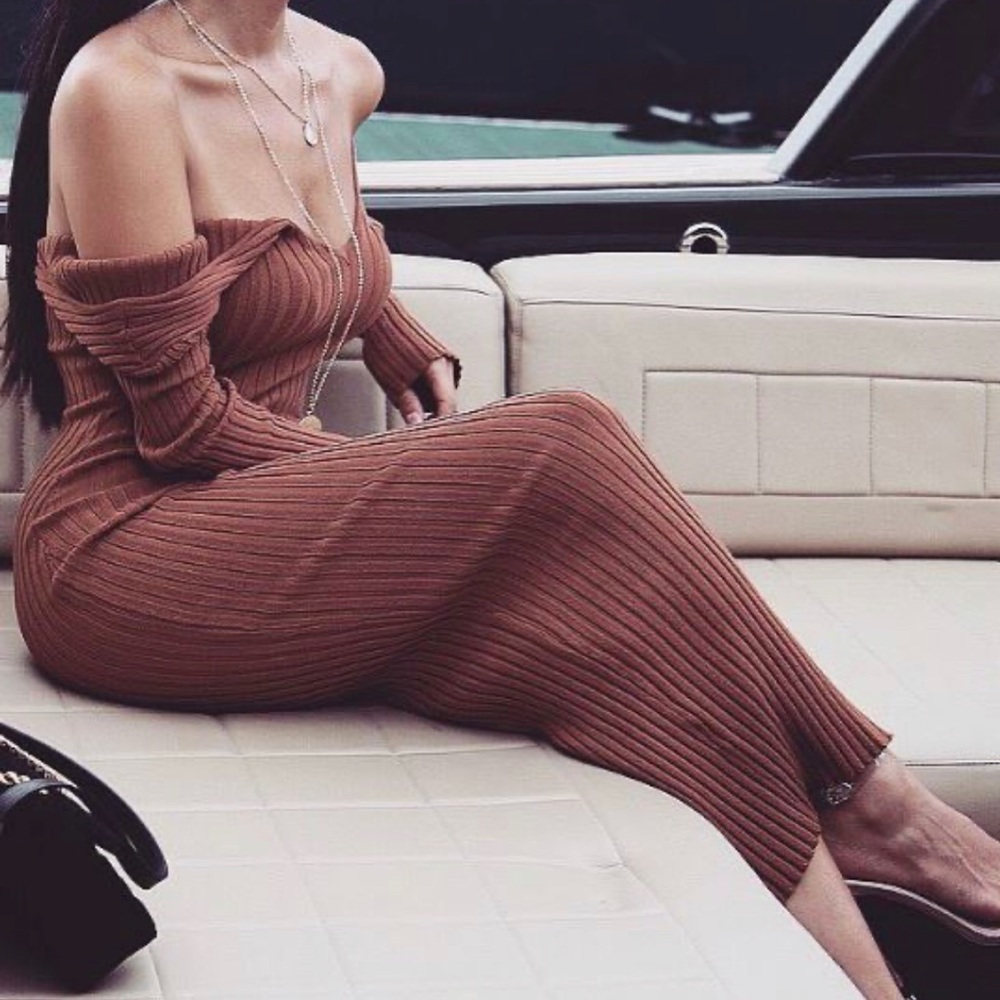 Off shoulder long sleeve backless choco maxi dress